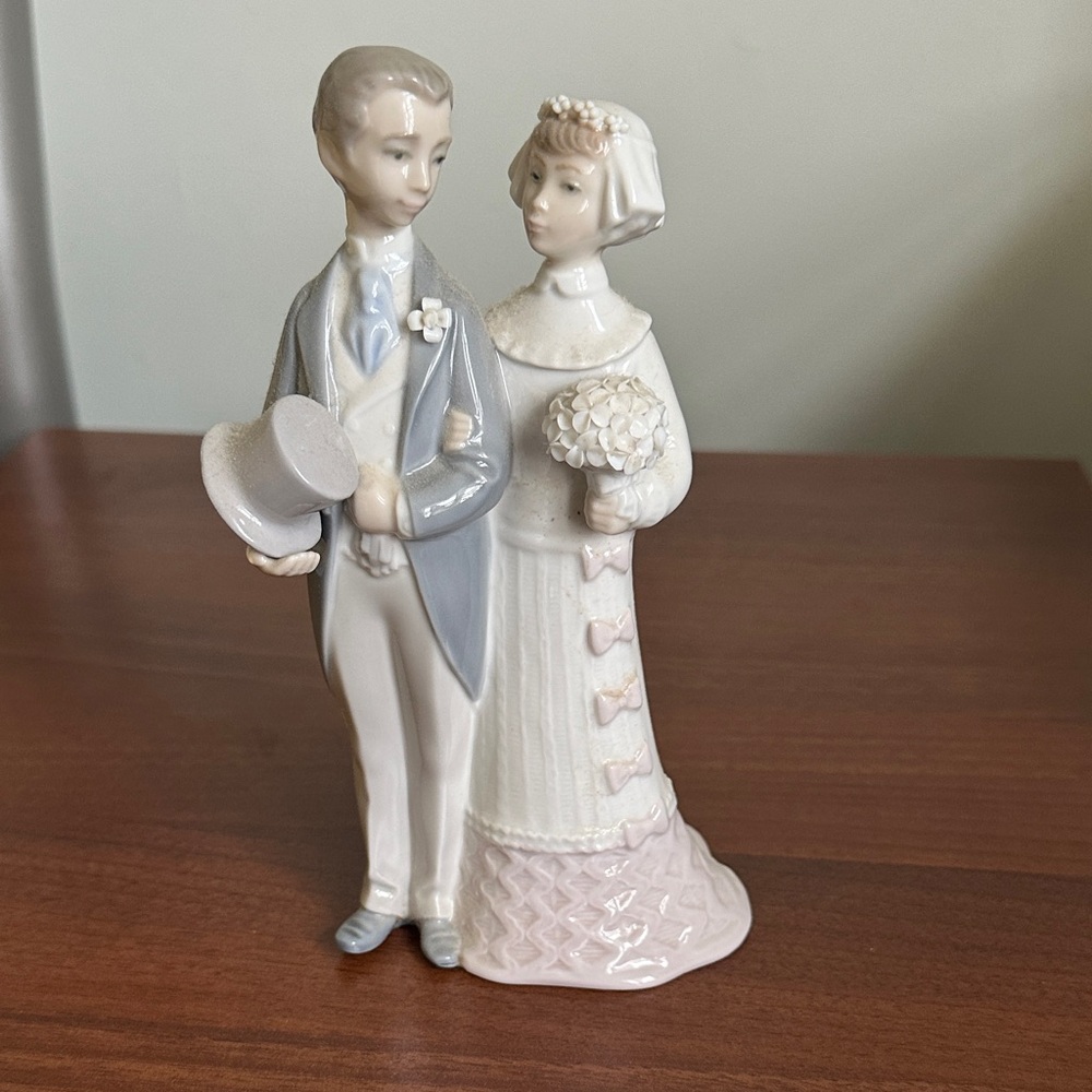 Lladro Elegant Wedding Couple Figurine